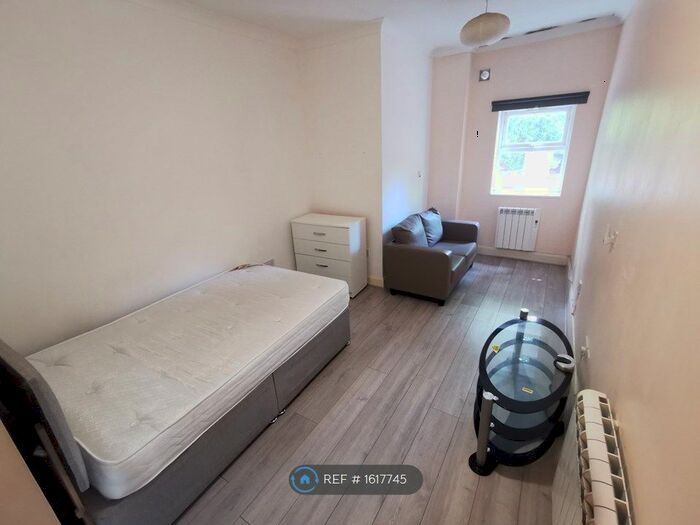 Studio To Rent In Moor Path, Luton, LU3