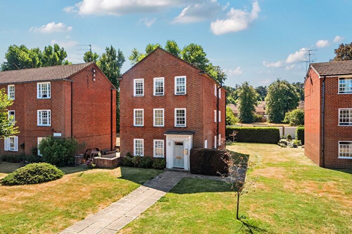 3 Bedroom Flat To Rent In Fairmile, Henley-On-Thames, RG9