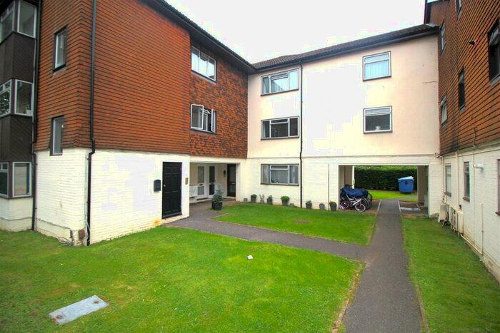 1 Bedroom Flat To Rent In Hollin Court, Northgate, RH10