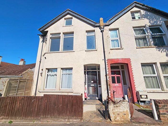 3 Bedroom Flat To Rent In Brightwell Avenue, Westcliff-On-Sea, SS0
