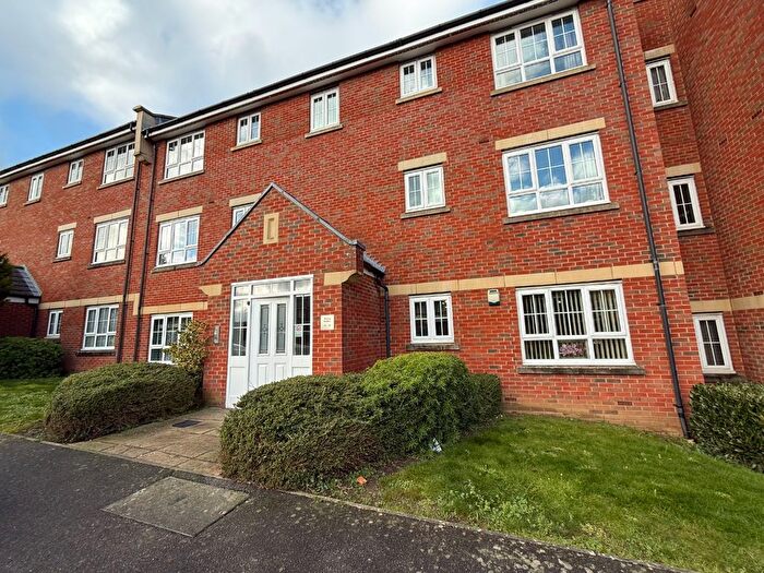 2 Bedroom Flat For Sale In Watling Gardens, Dunstable, LU6