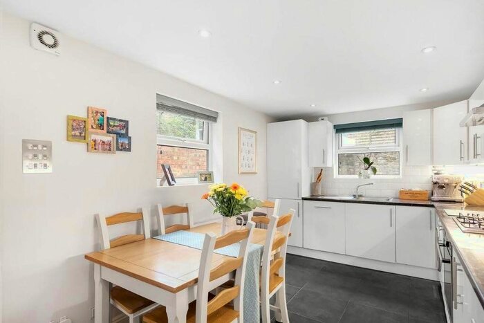 2 Bedroom Flat To Rent In Solon Road, London, SW2