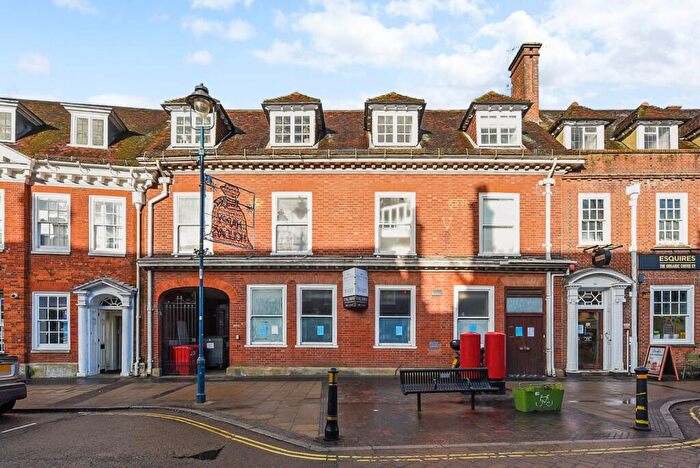 2 Bedroom Flat For Sale In High Street, Alton, Hampshire, GU34