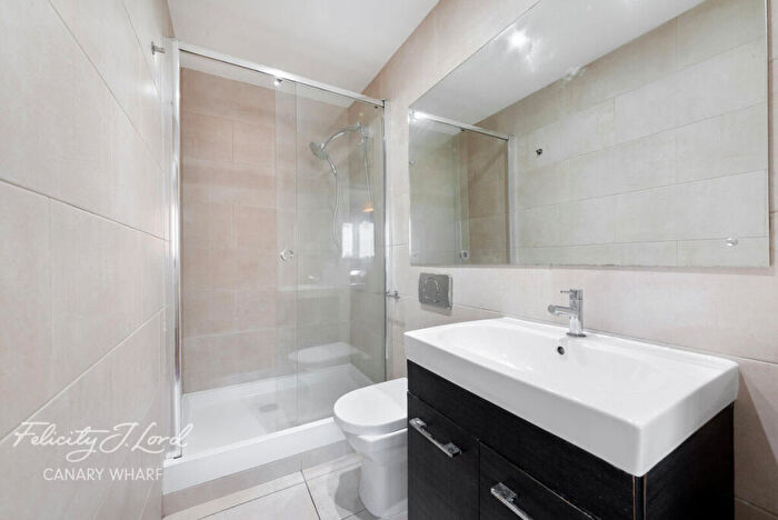 2 Bedroom Apartment To Rent In Blackwall Way, London, E14