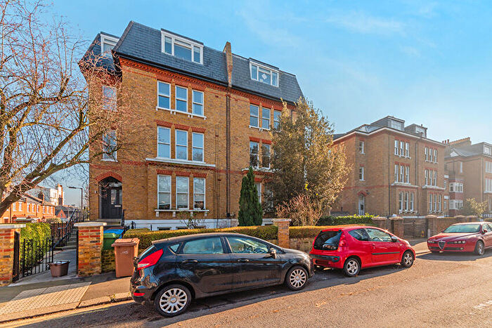 Apartment To Rent In The Gardens, East Dulwich London, SE22