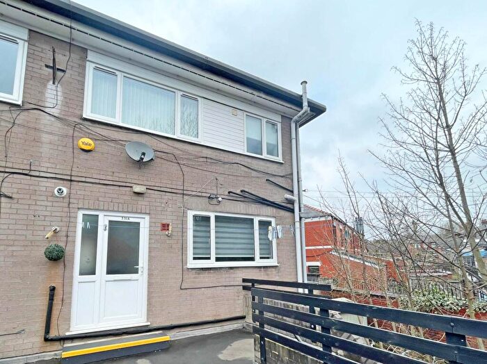 3 Bedroom Flat To Rent In Hollins Road, Oldham, OL8