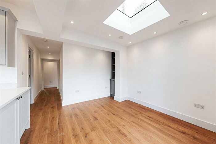 2 Bedroom Flat For Sale In Winns Avenue, Walthamstow, E17