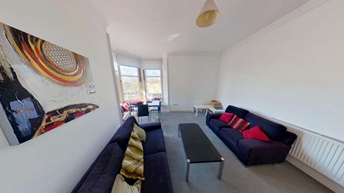 3 Bedroom Flat To Rent In Comely Bank Road, Edinburgh, EH4