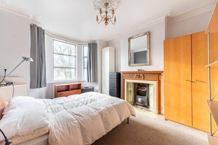 3 Bedroom Flat For Sale In Palermo Road, Kensal Green, London, NW10