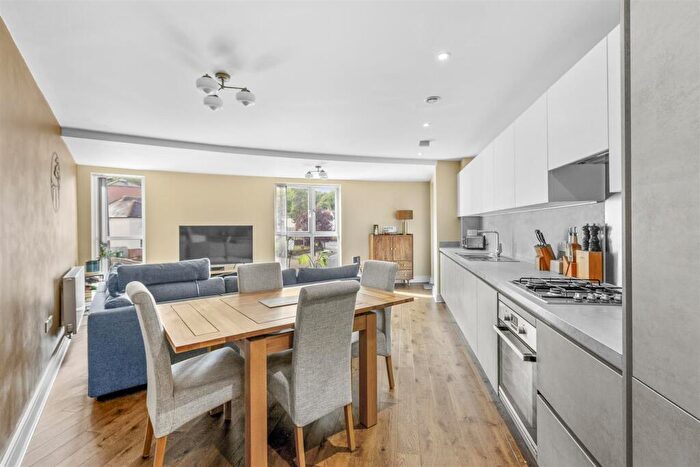 1 Bedroom Apartment For Sale In Suffield Hill, High Wycombe, HP11