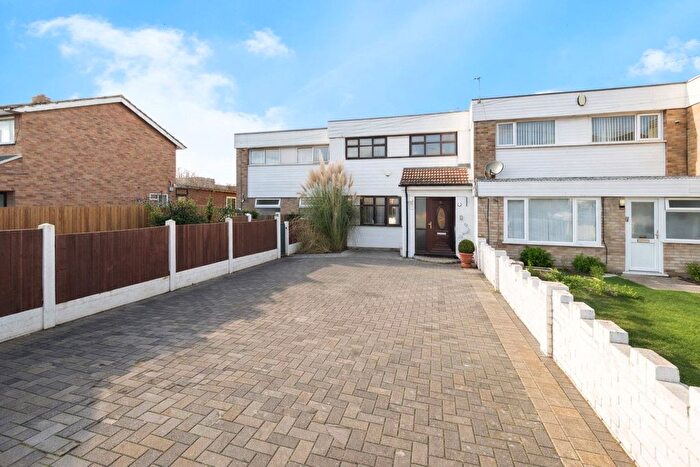 3 Bedroom Terraced House For Sale In Lower Mardyke Avenue, Rainham, RM13