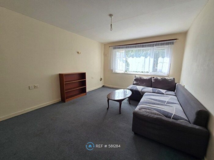 1 Bedroom Flat To Rent In Squirrel Close, Hounslow, TW4