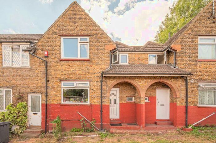 3 Bedroom Semi-Detached House To Rent In Shortway, North Finchley, London, N12