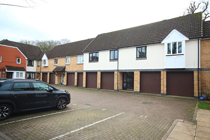 1 Bedroom Flat To Rent In Friary Court, Woking, GU21