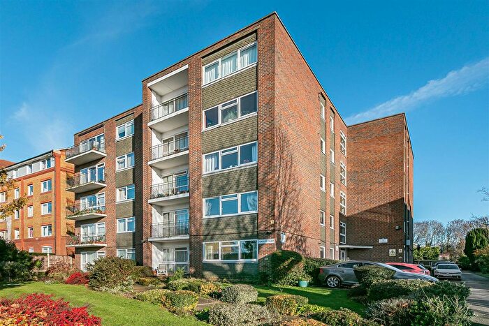 2 Bedroom Flat For Sale In Galsworthy Road, Kingston Upon Thames, KT2