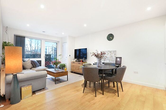 1 Bedroom Flat For Sale In Lomond Grove, London, SE5