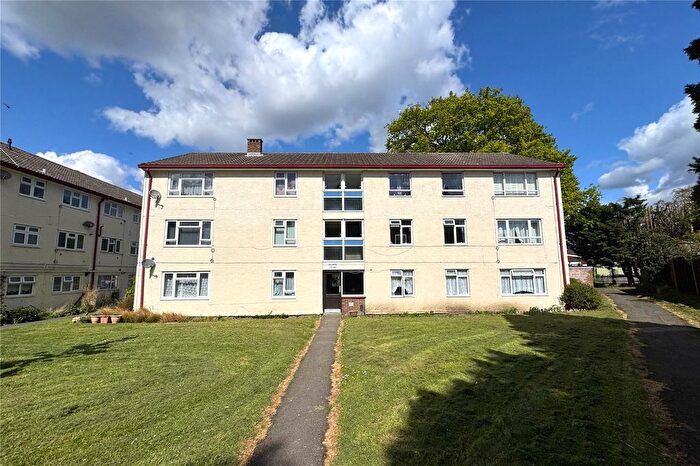 3 Bedroom Flat For Sale In Montgomery Road, Farnborough, Hampshire, GU14