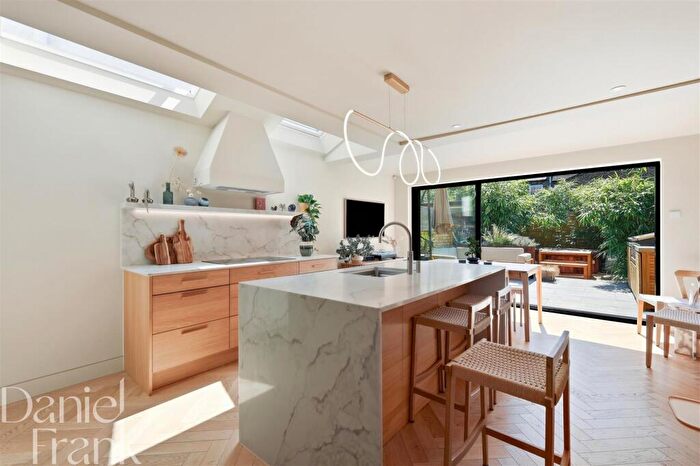 3 Bedroom Terraced House For Sale In Livingstone Road, Walthamstow, E17