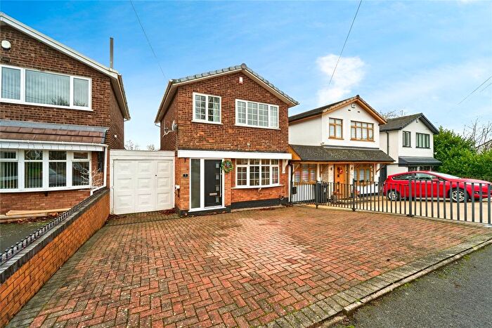 3 Bedroom Link Detached House For Sale In Littlelawns Close, Walsall, West Midlands, WS8