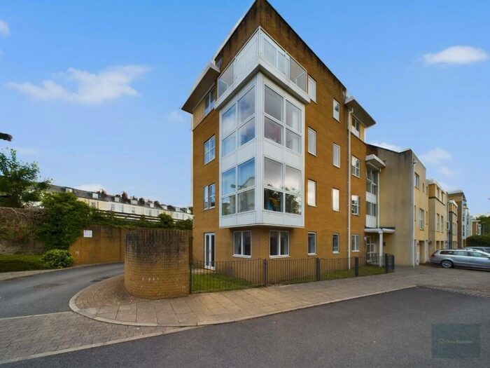 2 Bedroom Apartment To Rent In Richmond Court, Exeter, EX4