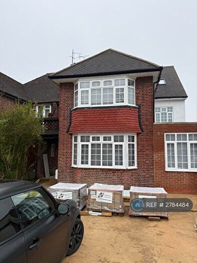 2 Bedroom Flat To Rent In High Road, London, N12