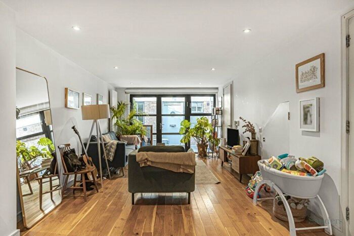 2 Bedroom Flat To Rent In Buckingham Road, Hackney, London, N1