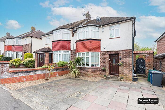 3 Bedroom Semi-Detached House For Sale In Linthorpe Road Cockfosters, EN4