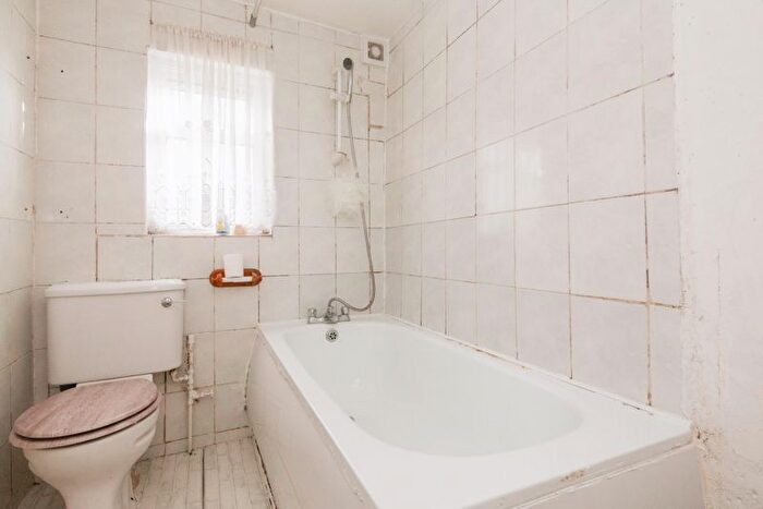 2 Bedroom Flat For Sale In Galpins Road, Thornton Heath, CR7