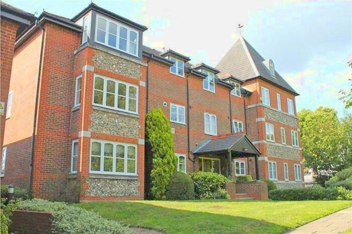 2 Bedroom Flat To Rent In Chestnut Court, Northwood, HA6