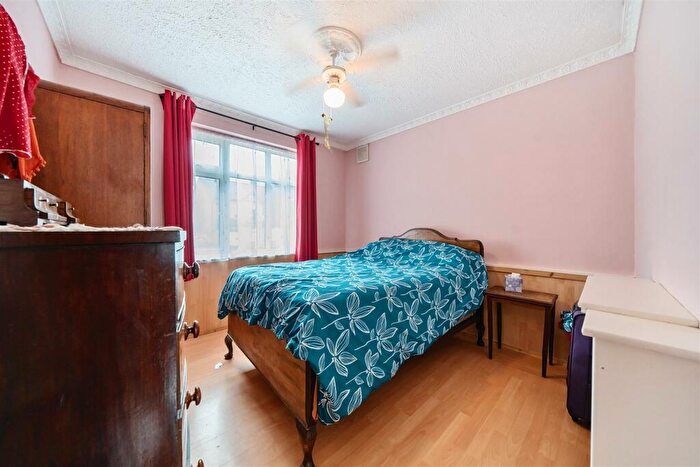 2 Bedroom Bungalow For Sale In Seddon Road, Morden, SM4