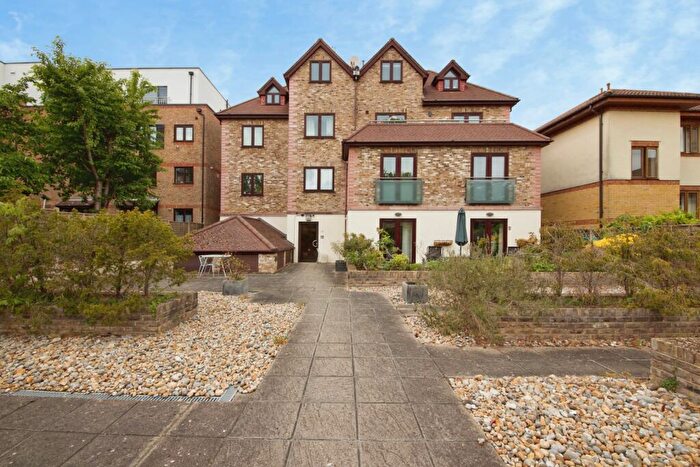 2 Bedroom Flat For Sale In Old Farm Avenue, London, London, N14