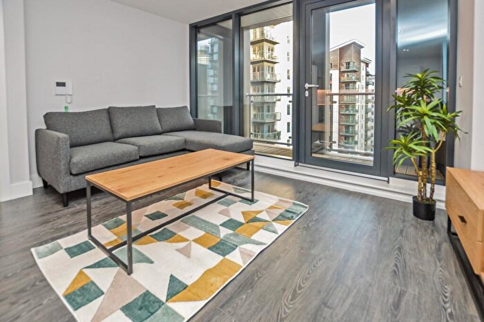 2 Bedroom Flat To Rent In Hallmark Tower, Cheetham Hill Road, Green Quarter, Manchester, M4