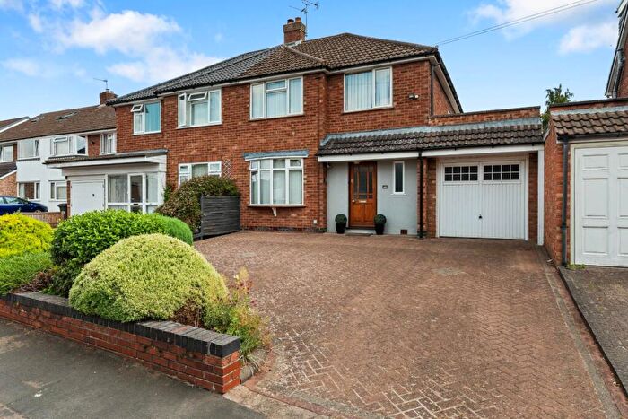 3 Bedroom Semi-Detached House For Sale In Beaufort Avenue, Leamington Spa, CV32