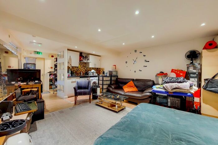 Studio To Rent In Campdale Road, London N7