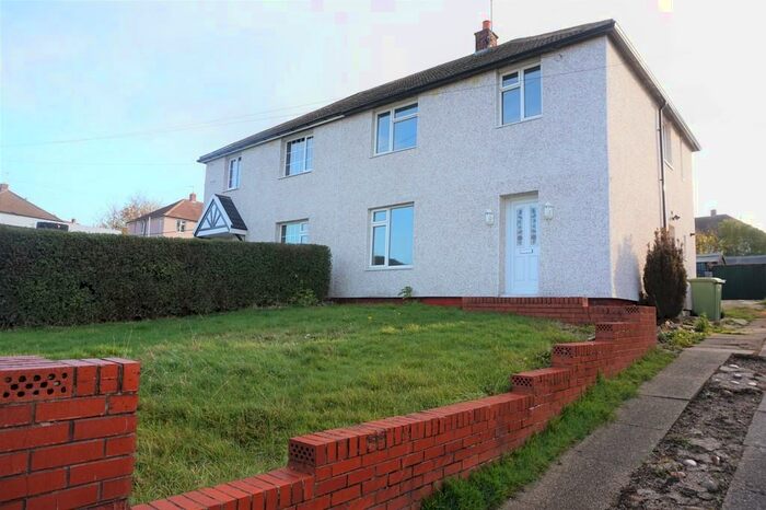 3 Bedroom Semi-Detached House To Rent In Edale Road, Mastin Moor, Chesterfield, S43