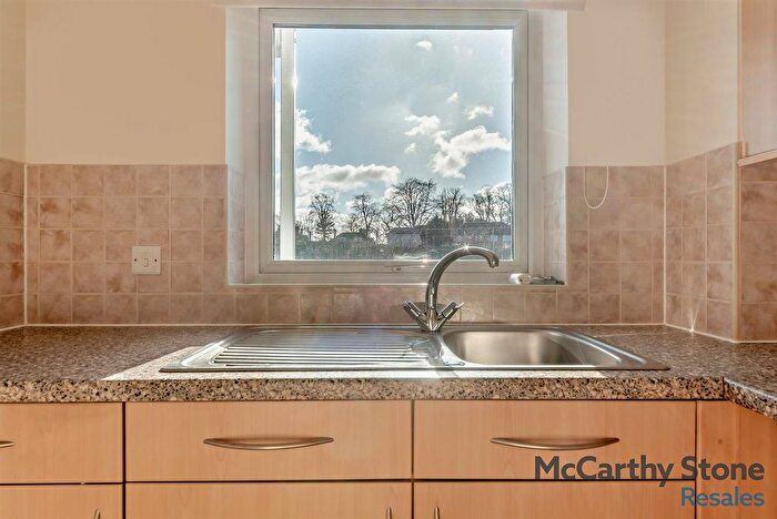 1 Bedroom Flat For Sale In Benedict Court, Western Avenue, Newbury, RG14