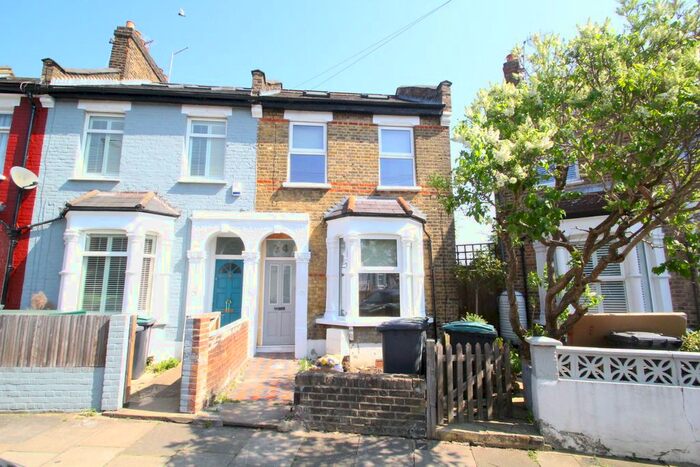 4 Bedroom Semi-Detached House To Rent In Station Cresent, London, N15