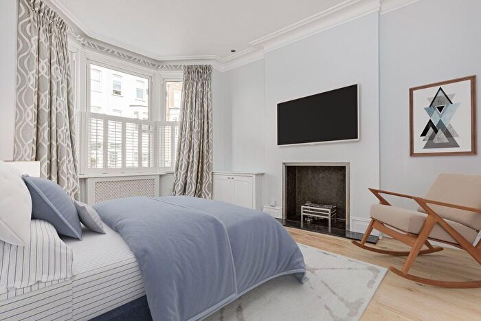 6 Bedroom End Of Terrace House To Rent In Waldemar Avenue, Parsons Green, SW6
