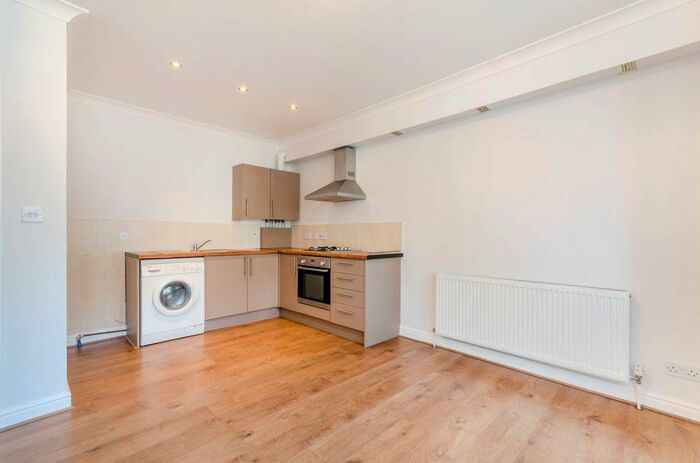 2 Bedroom Flat To Rent In Whitworth Road, South Norwood, London, SE25