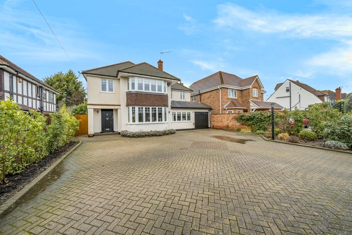 4 Bedroom Detached House To Rent In Rydens Avenue, Walton-On-Thames, KT12