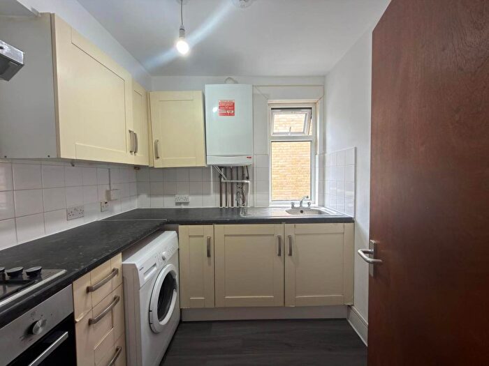 3 Bedroom Flat To Rent In Hermitage Road, Manor House, N4
