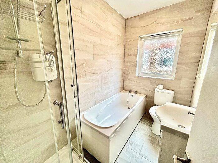 3 Bedroom Flat To Rent In Brettenham Road, Walthamstow, E17