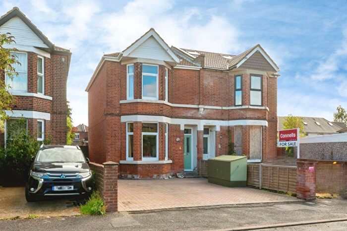 4 Bedroom Semi-Detached House For Sale In Suffolk Avenue, Southampton, SO15