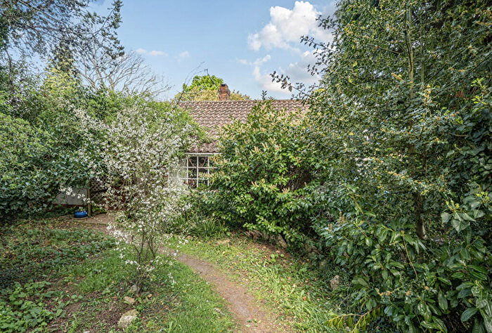 3 Bedroom Bungalow For Sale In Greenfields Close, Horley, Surrey, RH6