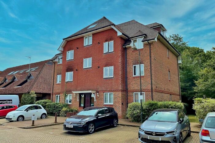 2 Bedroom Flat To Rent In Maidenbower Square, Maidenbower, Crawley, RH10