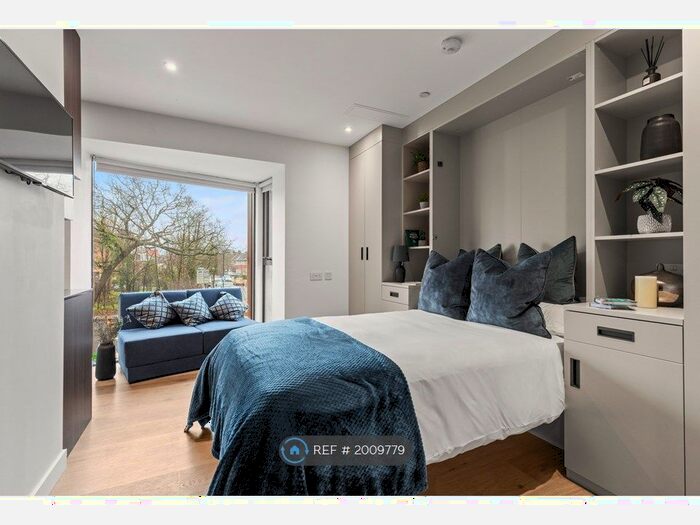 Studio To Rent In Hanger Lane, London, W5