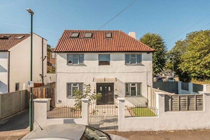 4 Bedroom Detached House To Rent In Beverley Gardens, Worcester Park, KT4