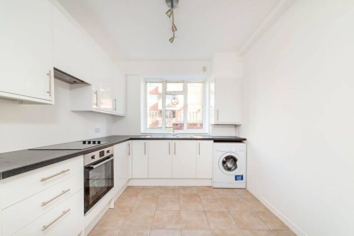3 Bedroom Flat To Rent In Kilburn Vale, Kilburn, London, NW6