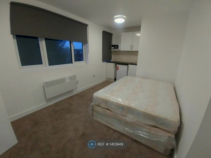 Studio To Rent In Hendon Way, London, NW2