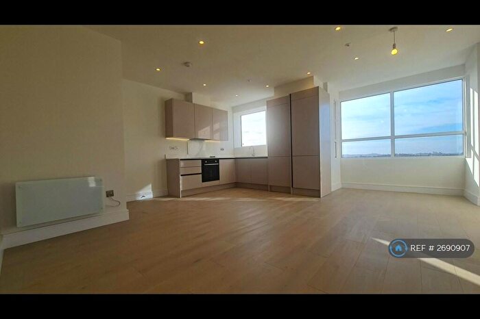 2 Bedroom Flat To Rent In Raffles House, London, NW4